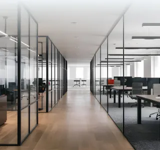 Стеклянные перегородки в офисе - фото
